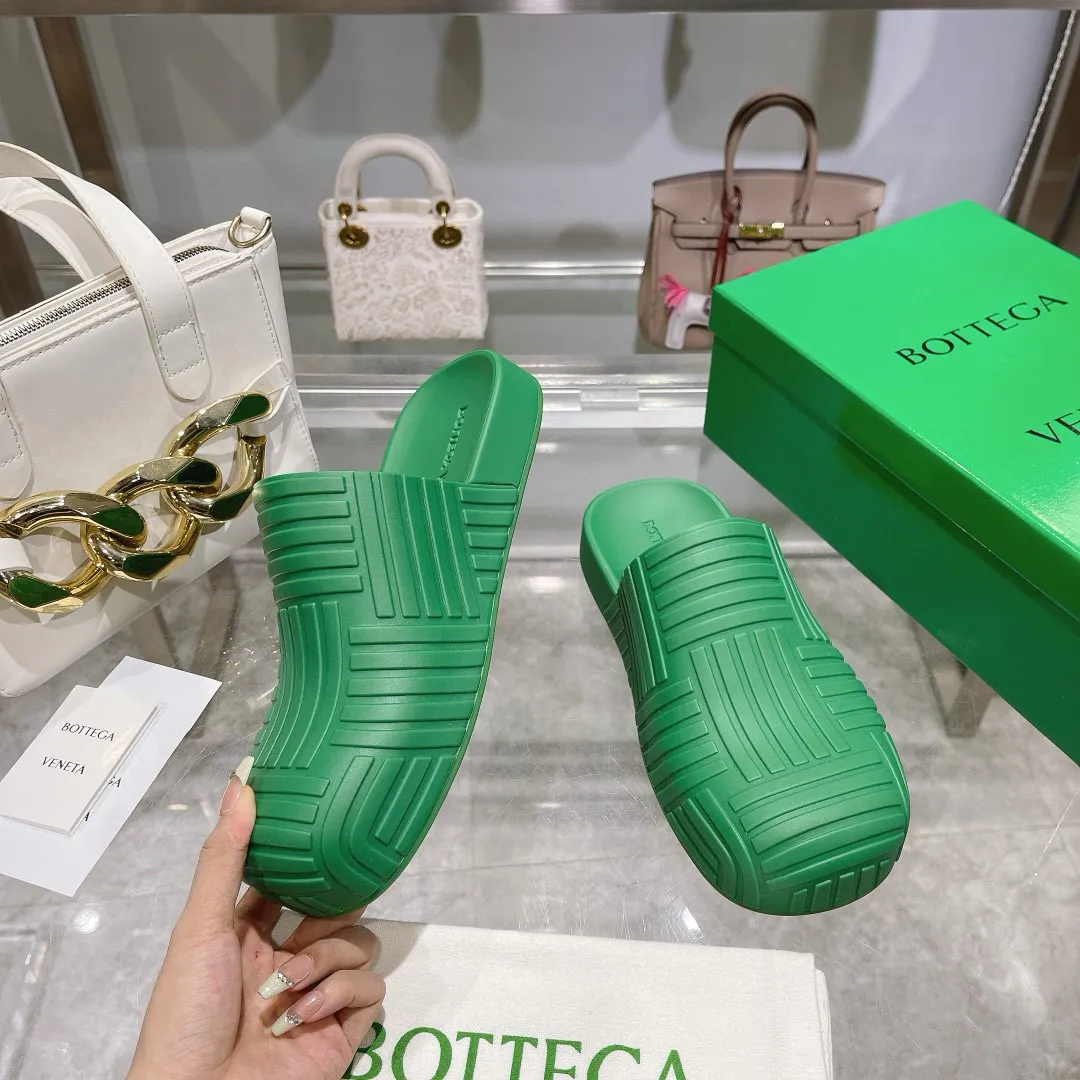 Factory price: 300💰🍀𝐁𝐨𝐭𝐭𝐞𝐠𝐚 𝐕𝐞𝐧𝐞𝐭𝐚 Bottega Veneta BV new men's woven surface ultra-light rubber garden shoes It looks good and is easy to wear. It is perfect with straight wide-leg pants, okay? It can also be worn in the summer, and it has characteristics for daily use, which is very BV~ The thickened toe box is slightly tilted like a derby, which is easy to match. The inner forefoot has texture that matches the sole of the foot. It is not made of rain boots with fleshy materials, which is more comfortable. M𝐁𝐨𝐭𝐭𝐞𝐠𝐚 𝐕𝐞𝐧𝐞𝐭𝐚 Bottega Veneta's new men's woven top ultra-light rubber garden shoes are good-looking and easy to wear. They are perfect with straight wide-leg pants, okay? 🐸It can also be worn in summer, and it has characteristics for daily life, which is very BV~ The thickened toe cap is slightly tilted like a derby, which is a good match. The inner forefoot has a pattern that matches the sole of the foot. It is not made of rain boots made of fleshy material, which is more comfortable. SIZE: 35-46 (45 and 46 are custom-made and cannot be returned or exchanged)